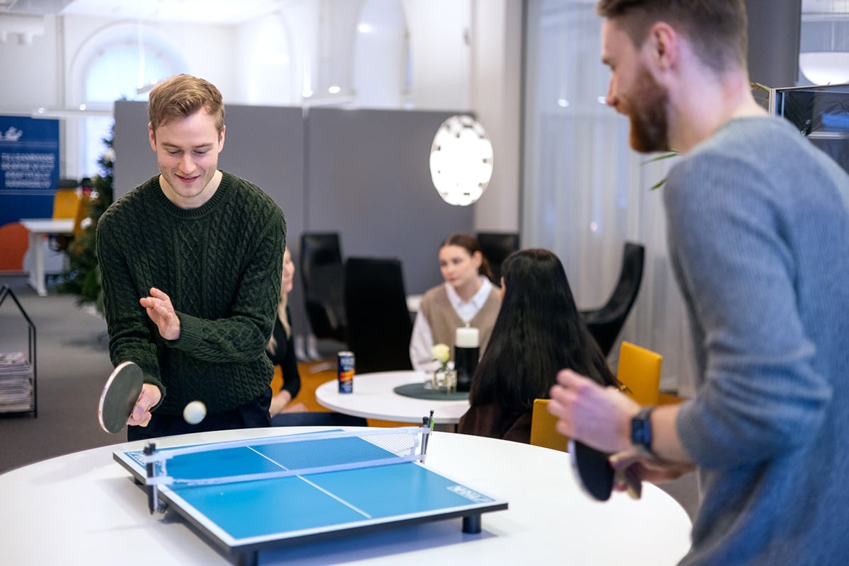arbetskamrater spelar pingis på jobbet